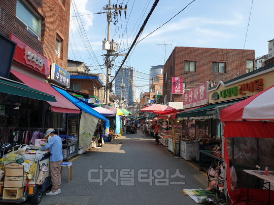 지난 23일 낮에 방문한 용산 용문시장. 무더운 날씨와 고강도 사회적 거리두기 적용에도 불구하고 장을 보러온 주민들을 볼 수 있다. 디지털타임스 임재섭 기자.
